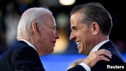 Američki predsjednik Joe Biden sa sinom Hunterom na Demokratskoj nacionalnoj konvenciji (DNC) u Chicagu, Illinois, SAD, 19. avgusta 2024. 
