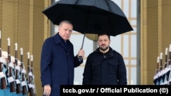 Türkiye prezidenti Recep Tayyip Erdoğan Ukrayina prezidenti Volodımır Zelenskıynı Ankarada qarşılay, 2025 senesi fevralniñ 17-si