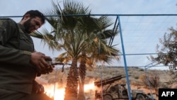 Siriýanyň Hama şäheriniň demirgazyk sebitlerinde hökümete garşy jeňçiler raketalary atýarlar. 4-nji dekabr