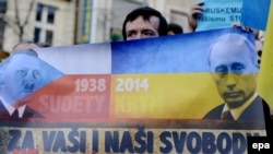 Під час акції протесту у столиці Чехії проти збройної агресії Росії у Криму. Прага, 8 березня 2014 року