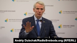 Сенатор Роб Портман, на фото 2018 року під час прес-конференції в Києві