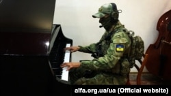 Український воїн-музикант в зоні бойових дій на Донбасі на лінії фронту (ілюстраційне фото)