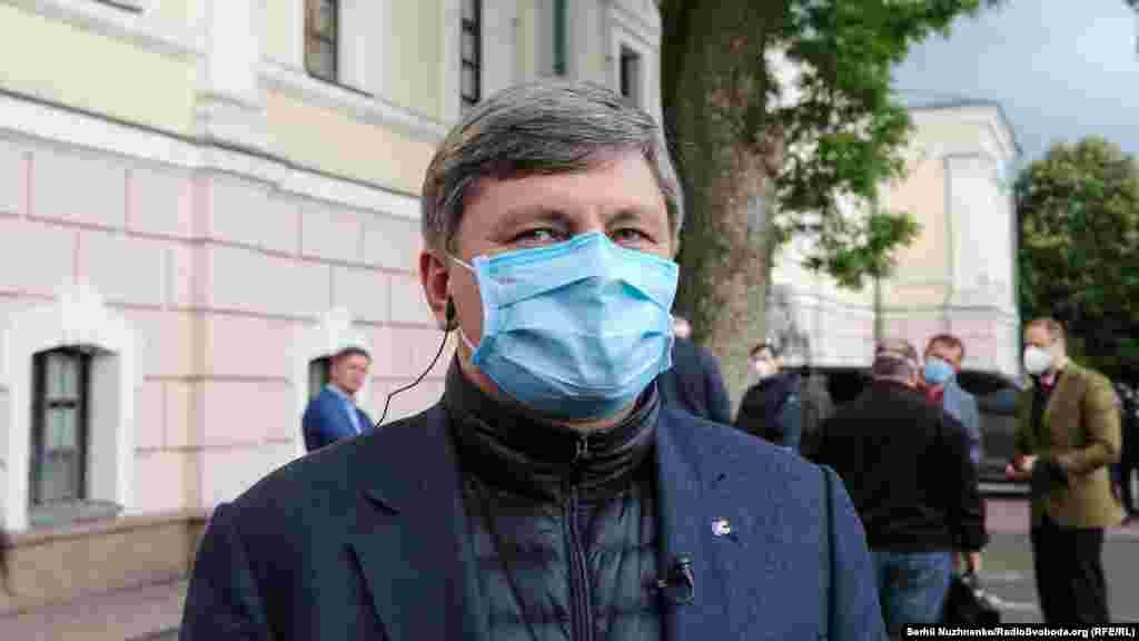 У партії «Європейська солідарність» засудили дії ДБР, заявивши, що вони не були санкціоновані судом, і вказали на політичні мотиви цих дій. На фото Артур Герасимов, народний депутат від фракції ЄС в Музеї Івана Гончара
