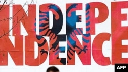 Bilbord na Kosovu na kojem piše da je sve spremno za nezavisnost