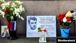 Фото і квіти з місця народного меморіалу Бориса Нємцова у Москві