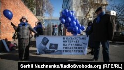 Акцію з під стінами представництва Європейського союзу в Україні 13 листопада провели близько десятка людей