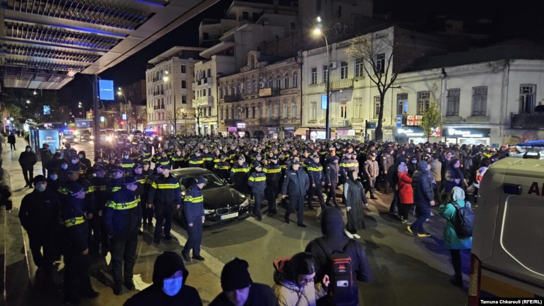 Як і напередодні, поліція зажадала від лідерів опозиції і їхніх прихильників звільнити проїжджу частину
