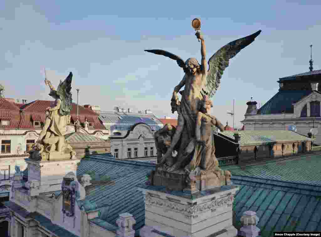 Фігури над Виноградським театром скульптора Мілана Гавлічека (1873–1917)