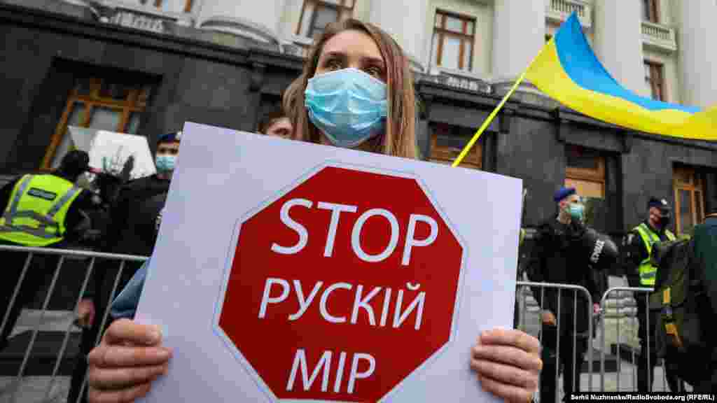 Активісти вимагають справедливості для Стерненка у суді, рішення у справі якого Апеляційний суд має оголосити вже 31 травня. На сторінці акції «Покажіть нам справедливість!» у фейсбуці йдеться про те, що «замовниками несправедливого вироку у першій інстанції є російські агенти в Україні»