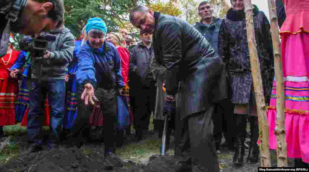 Після виступів «перші особи» Криму відправилися садити алею в сквері імені Радонезького неподалік від парламенту