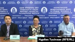 Женис Султанбек (справа), брат задержанного в Китае этнического казаха Ертая Султанбека, и гражданский активист Серикжан Билаш на пресс-конференции. Алматы, 7 июня 2018 года.