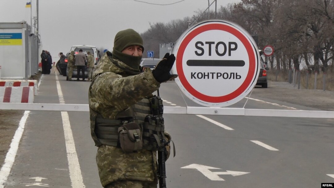 Украинские пограничники на КПВВ в поселке Новотроицкое. Он открыт только с украинской стороны. Боевики говорят, что и дальше не откроют пункты пропуска