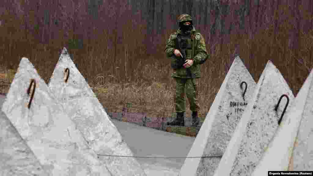 Білоруський військовий патрулює кордон з Україною. На фото &ndash; протитанкові укріплення, так звані &laquo;зуби дракона&raquo;