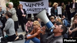 Նաիրիտցիների նստացույցը կառավարության շենքի դիմաց, 14-ը մայիսի, 2015թ․