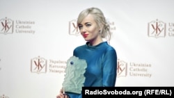Автор і ведуча програми «Схеми» (спільний проект Радіо Свобода і каналу «UA:Перший») Наталка Седлецька під час вручення премії «Світло справедливості» 