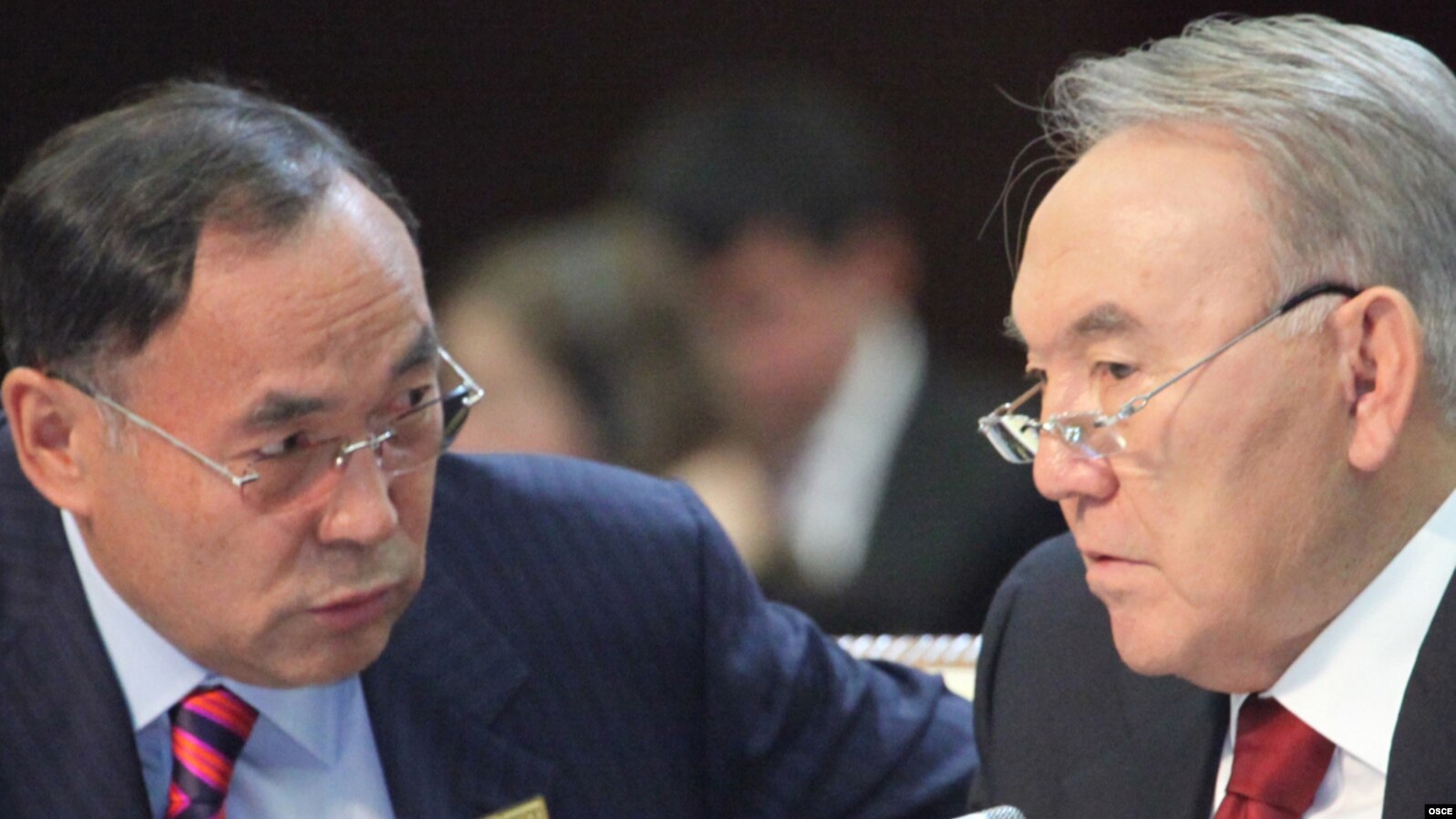 Kazakh President Nursultan Nazarbaev (right) and Foreign Minister Kanat Saudabaev confer at the OSCE summit in Astana.