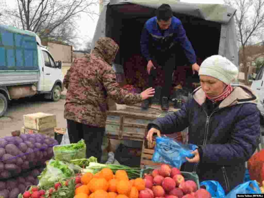 Фрукты в Мангистаускую область привозят в основном из Ирана. Овощи – картофель, капусту, морковь – из Павлодара.