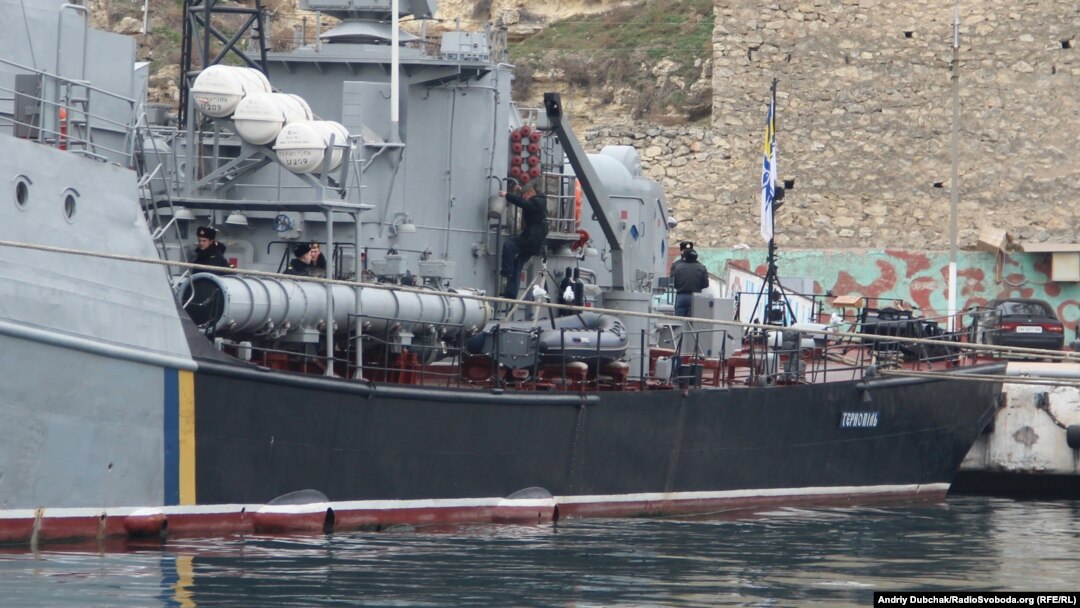 Корвет ВМС України Тернопіль (U209) у Севастопольській бухті, 30 грудня 2013 року. 20 березня 2014 року був захоплений російськими військами.