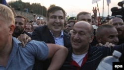 Міхеїл Саакашвілі (в центрі ліворуч) під час прориву державного кордону України, 10 вересня 2017 року