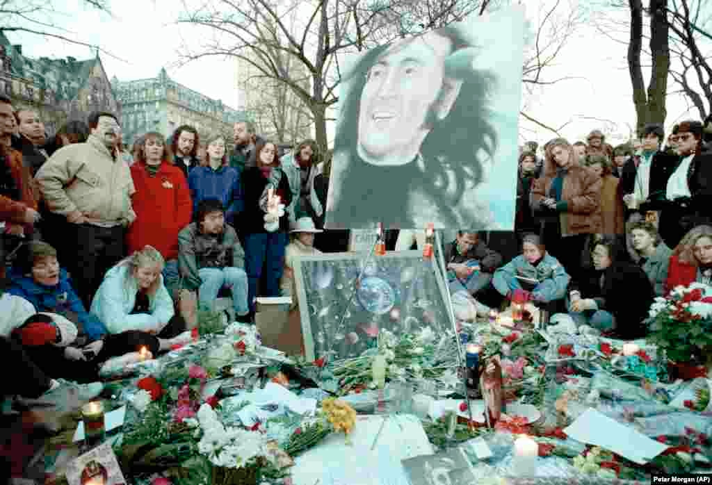 Людзі сабраліся на Strawberry Fields у Цэнтральным парку Нью-Ёрку 8 сьнежня 1990 году на 10-ю гадавіну забойства Джона Ленана.