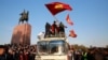 2020-жылдын октябрь айындагы парламенттик шайлоонун жыйынтыгына нааразы болгондордун акцияларынын натыйжасында бийлик алмашкан. Бишкектин борбордук аянтындагы окуялардан бир көрүнүш. 