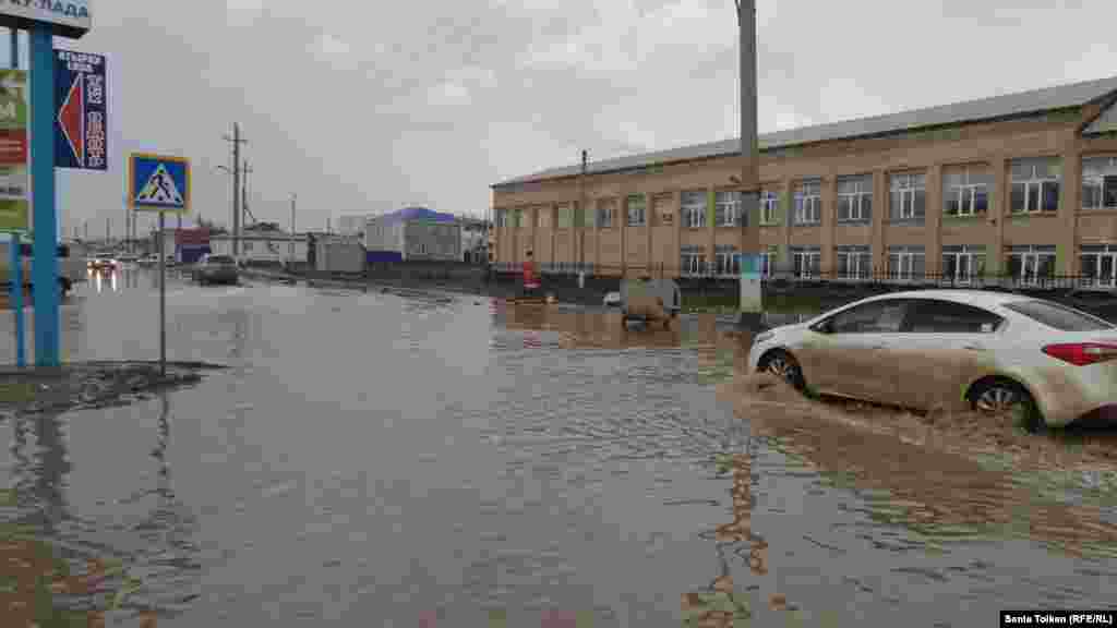 Заместитель акима города Атырау Гульмира Шакирова говорит, что в семи школах развернуты эвакуационные пункты на случай крайней необходимости. По ее словам, в этом году пострадали жители тех же домов, которые были подтоплены в прошлом году. 