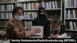 Сотрудники Луганской областной библиотеки убеждены, что современная библиотека должна быть не хранилищем книг, а открытым инклюзивным пространством для самообразования, развития и культурного отдыха