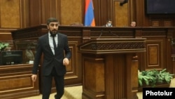Armenia - Vilen Gabrielian leaves the podium after speaking during a session of the Armenian parliament, Yerevan.