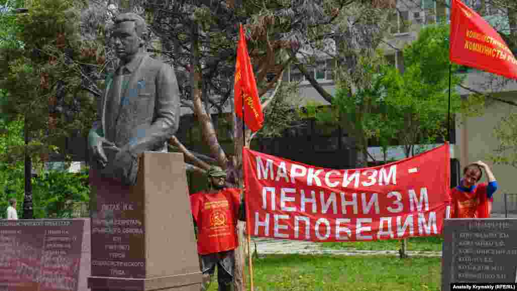 В симферопольском сквере Героев социалистического труда, на набережной Салгира, состоялся митинг в честь 1 мая, на котором участники призвали не голосовать на местных российских выборах за кандидатов от партии «Единая Россия»