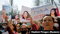 Айзаданын өлүмүнө байланыштуу Бишкекте өткөн нааразылык митинги. 8-апрель, 2021-жыл.