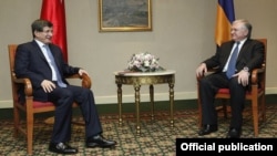 Встреча глав МИД Армении и Турции - Эдварда Налбандяна (справа) и Ахмета Давутоглу в Ереване, 12 декабря 2013 г. (Фотография - пресс-служба МИД Армении)