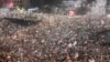 Studenti i antivladini demonstranti pale baterijske lampe svojih mobilnih telefona tokom protesta u Beogradu, Srbija, 15. marta 2025.