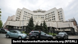 КСУ: законопроєкт Зеленського не відповідає статтям 157 і 158 Конституції України