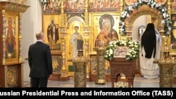 Володимир Путін у домовій церкві, розташованій поруч із його апартаментами