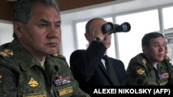Президент Росії Володимир Путін (у центрі), міністр оборони Росії Сергій Шойгу (ліворуч) та начальник Генерального штабу Збройних сил Росії Валерій Герасимов (праворуч), 17 липня 2013 року