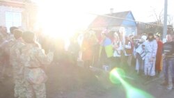 Як вертеп жителів села на Донеччині зустрівся із вертепом українських військових (відео)