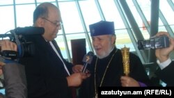 Уругвай – Католикос все Армян Гарегин Второй дает интервью Радио Азатутюн, Монтевидео, 12 мая 2011 г. 