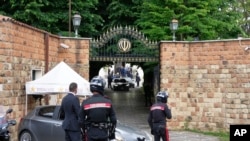 Ҳайати эронӣ пас аз музокирот дар Сафорати ин кишвар дар Рум