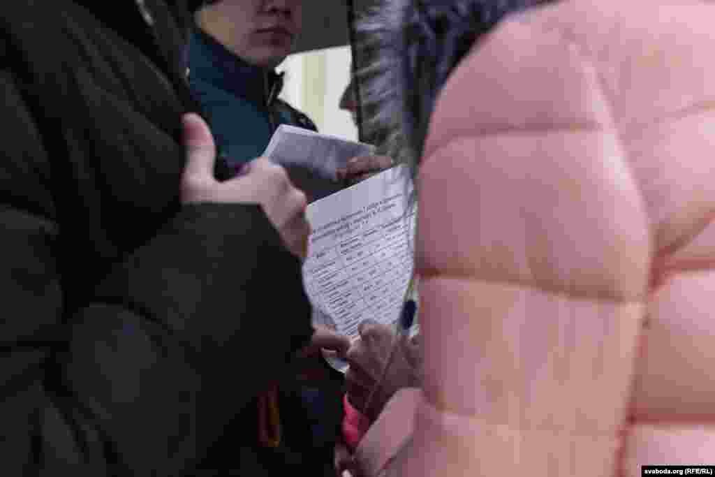 Да помніка Леніну прыйшлі і студэнты дзяржаўных ВНУ, якія потым расьспісваліся ў дакумэнтах за ўдзел у акцыі.