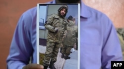 На фото – громадянин Індії Мохаммед Асфан, одягненого в російську військову форму. Востаннє він дзвонив родині з російського міста Ростов-на-Дону перед тим, як його відправили на фронт