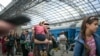 Звычайна ў ранішнім дызелі да Тэрэспаля было два вагоны. Гэтым летам &mdash; ужо дзесяць. Восем вагонаў адведзеныя для ўцекачоў