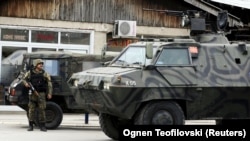 Спецпідрозділи поліції на вулицях міста Куманово, Македонія, 9 травня 2015 року