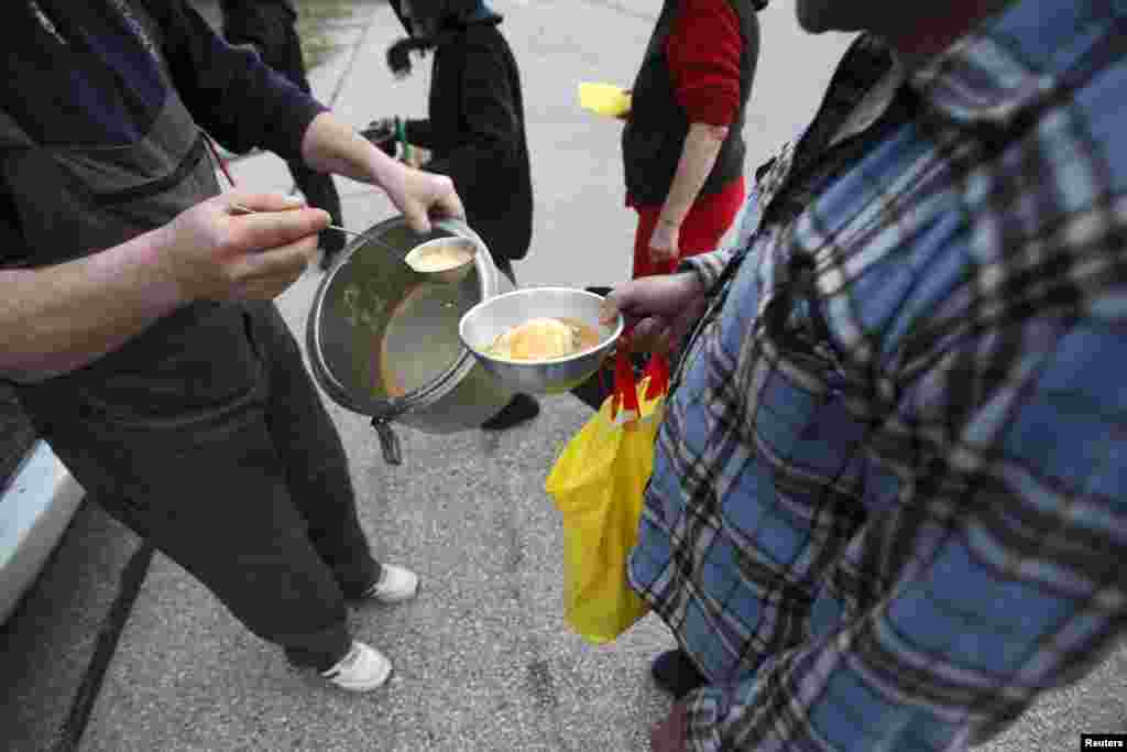 Dražen Matović uzima doniranu hranu, Strmica, 20. februar 2013. Foto: Reuters / Antonio Bronić