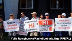 20 червня в Дніпрі батьки учнів школи №10 влаштували пікет і спробували штурмом увірватись у мерію, протестуючи проти забудови шкільної території