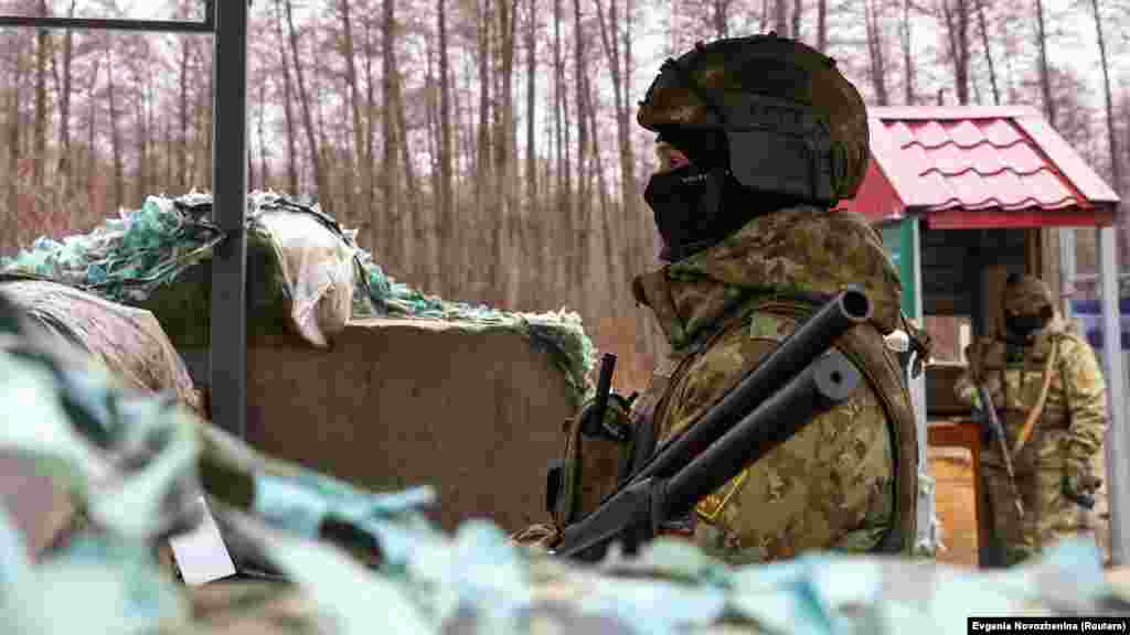 Озброєні білоруські військові несуть варту на кордоні з Україною на прикордонному переході Нова Гута