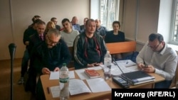 Володимир Горбенко (у центрі) в херсонському суді, 6 квітня 2018 року