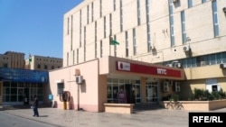 MTS-i kompaniýasynyň Moskwadaky baş edarasynyň jemgyýetçilik gatnaşyklary boýunça direktory Ý.Kohanowskaýa: «Gynansak-da, biz häzirlikçe bu barada türkmen tarapyndan hiç hili düşündiriş almadyk».