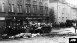 Радянський танк у центрі Праги, 1968 рік