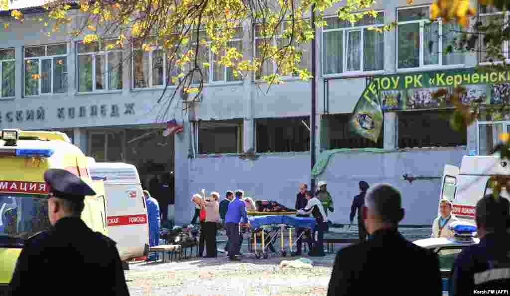 Спасатели несут жертву взрыва в колледже.&nbsp;
