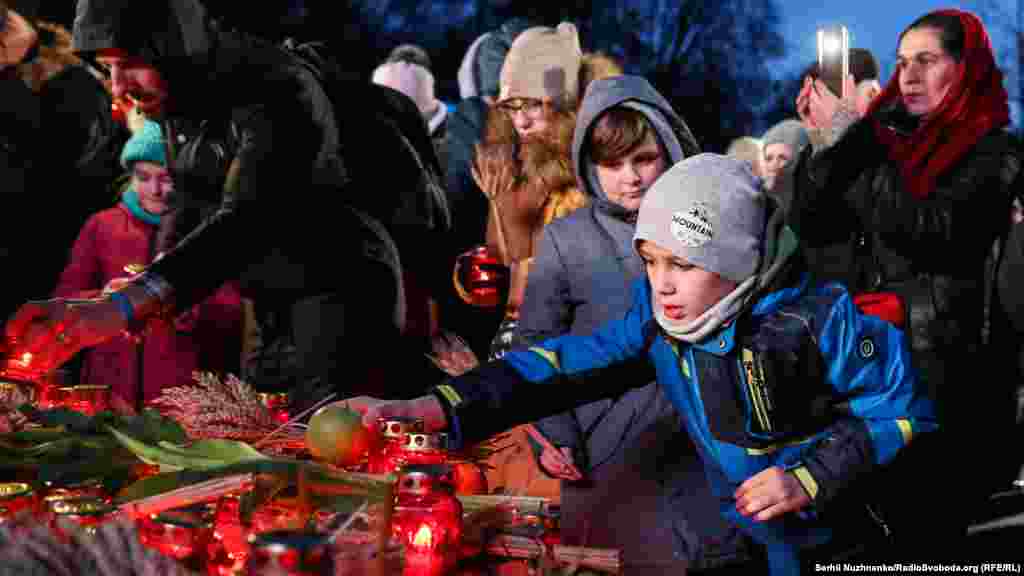 На заході сонця&nbsp;кияни зійшлися до&nbsp;&laquo;Меморіалу жертв Голодомору&raquo; і запалили свічки. 